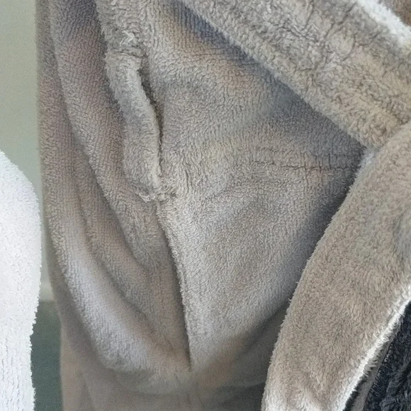 100% cotton,very heavy gray terry robe with teal and navy accent stripes. - Picture 4 of 5